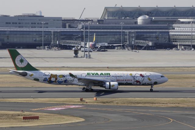 Airbus A330-300 (B-16331) - Landing at Haneda Intl Airport Rwy34L on 2013/02/11 "Hello Kitty Happy Music c/s"