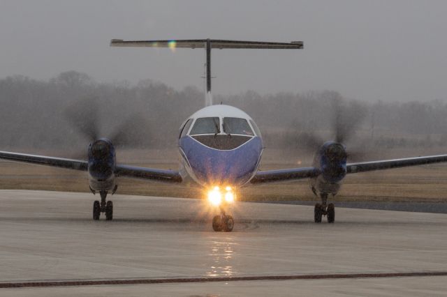 Embraer EMB-120 Brasilia (N122HL) - An Embraer Brasilia taxiing to parking at Butler County Regional Airport.