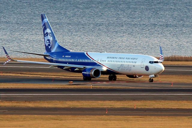 Boeing 737-900 (N265AK) - AS 30 arriving from Portland on 27