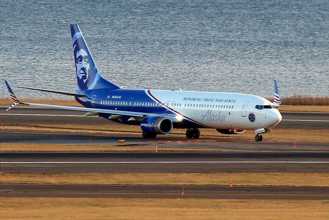 Boeing 737-900 (N265AK) - AS 30 arriving from Portland on 27