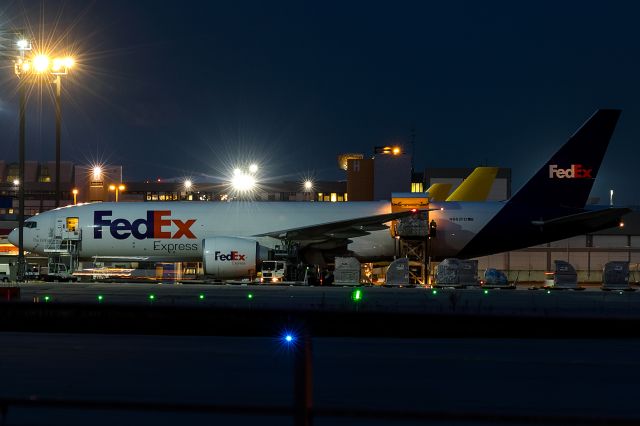 Boeing 777-200 (N862FD) - loading