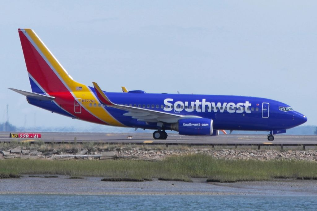 Boeing 737-700 (N777QC)