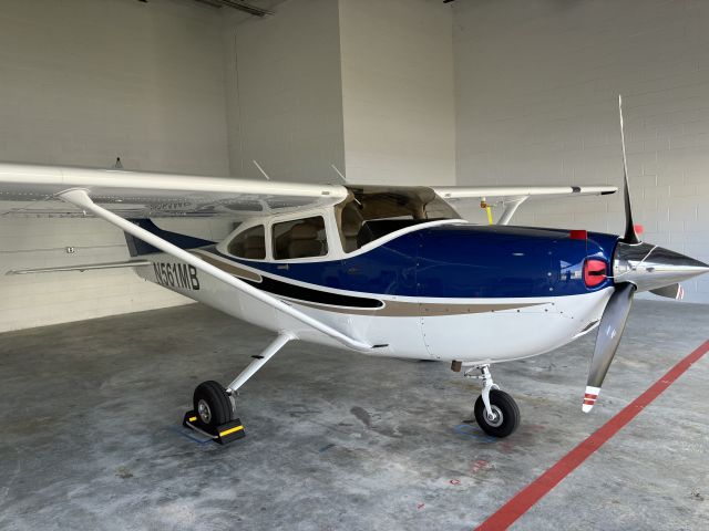 Cessna Skylane (N561MB)