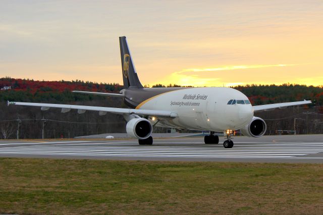 Airbus A300F4-600 (N171UP) - UPS 2049 lining up on 24