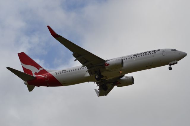 Boeing 737-800 (VH-VXP) - Landing runway 16.