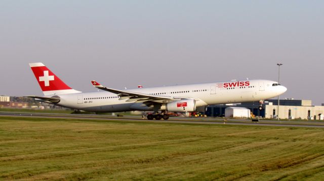 Airbus A330-300 (HB-JHJ)