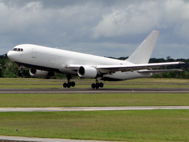 BOEING 767-200 (N741AX)