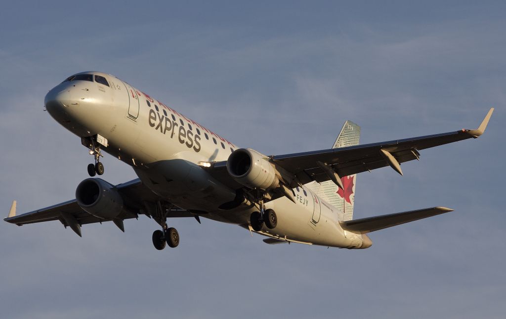Embraer 175 (C-FEJY) - Arriving to DFW during golden hour, 11/19/2018 (please view in "full" for highest image quality)