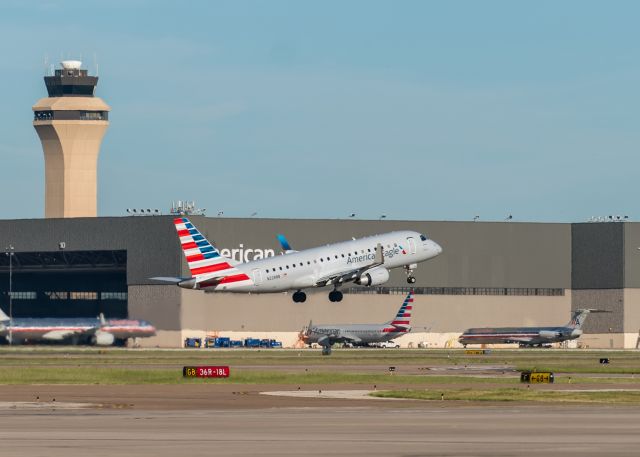 Embraer 170/175 (N228NN)