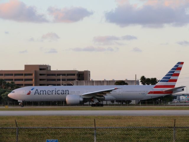 BOEING 777-300ER (N720AN)