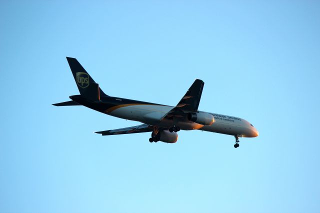 Boeing 757-200 (N441UP) - Approaching Portland in the evening 