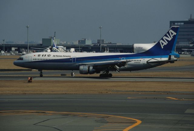 Lockheed L-1011 TriStar (JA8522) - Landin at Tokyo-Haneda Intl Airport Rwy34L on 1995/01/15