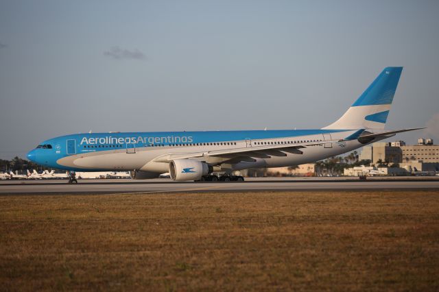 Airbus A330-300 (LV-FNJ)