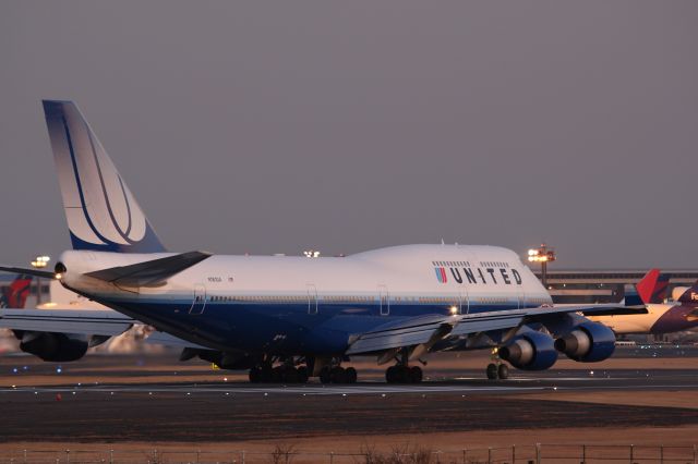 Boeing 747-400 (N181UA)