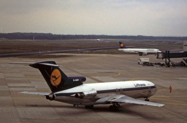 BOEING 727-200 (D-ABKI) - Slidescan. Note the old and the new LH-colors