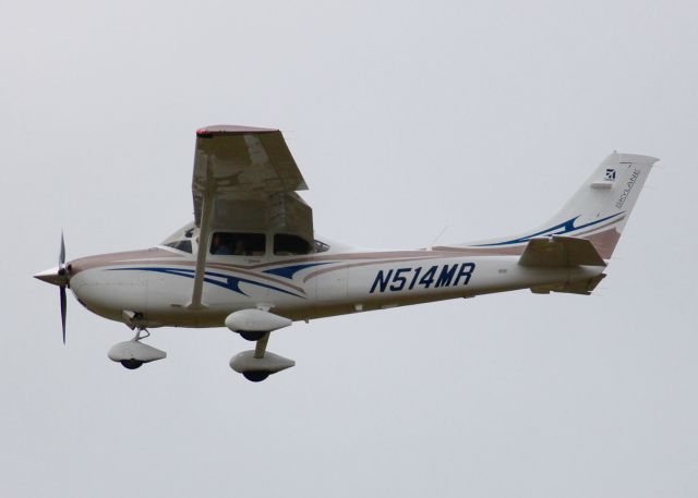 Cessna Skylane (N514MR) - At Shreveport Regional.