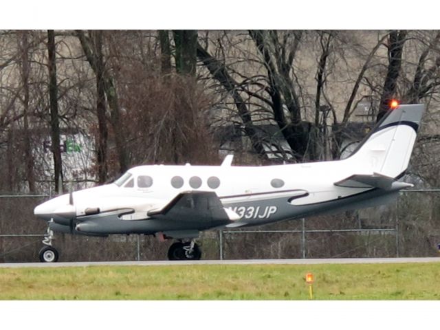 Beechcraft King Air 90 (N331JP) - Reliant Airs King Air 90 holding short of runway 08. Captain Eric Goodrich.