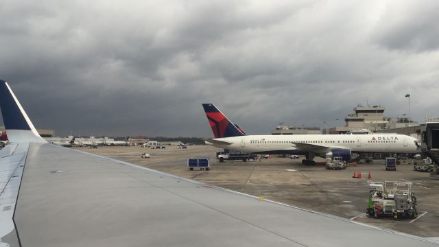 Boeing 757-200 (N683DA) - Delta 757-200 at KATL gate A6