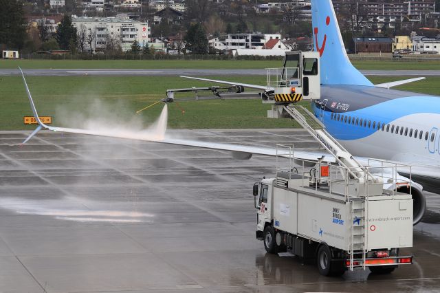 Boeing 737-800 (G-FDZU)