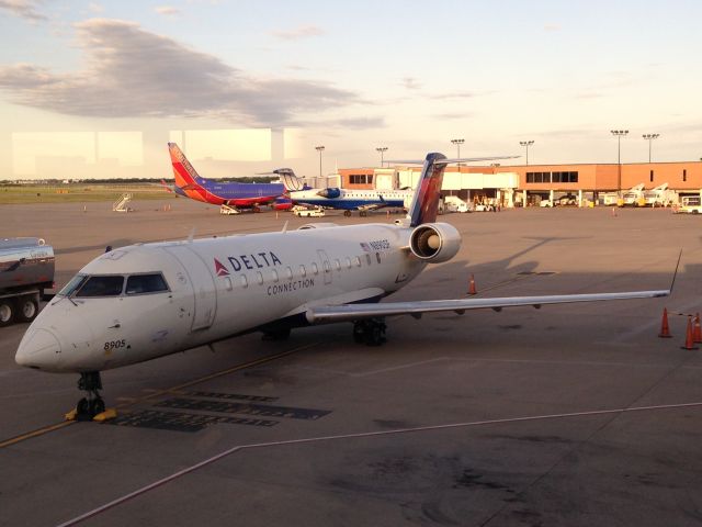 Canadair Regional Jet CRJ-200 (N8905F) - On stand at Mid-Continent Airport.