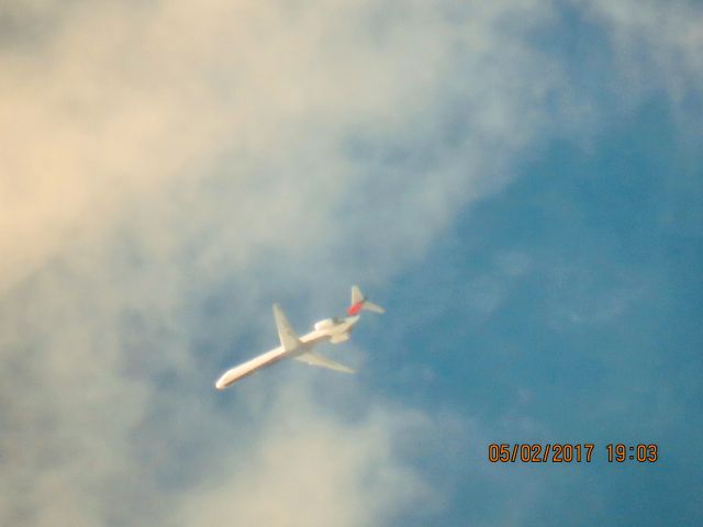 McDonnell Douglas MD-90 (N948DN)