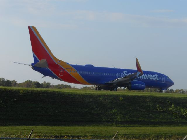 Boeing 737-800 (N8663A)