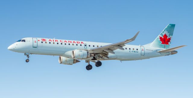 Embraer ERJ-190 (C-FMZU)