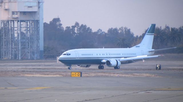 BOEING 737-400 (N37NY) - A lovely B734 on a beautiful December evening. Flying the Knicks in for a game against the Kings.