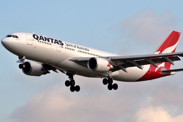 Airbus A330-200 (VH-EBH)