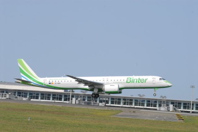 EMBRAER ERJ-190-400 (EC-NHA) - EC-NHA Landing At LEVX, From GCLP. 22-08-2021