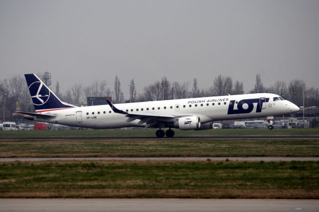 Embraer ERJ-190 (SP-LNE) - Touching down on rwy 09L on 06-Mar-13 operating flight LO281 from EPWA.