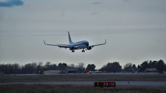 Boeing 737-800 (N276EA)