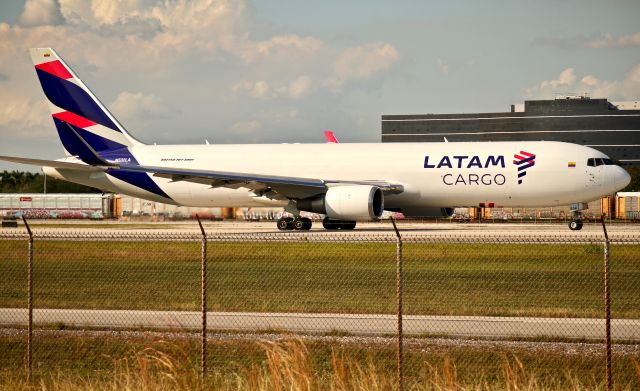 BOEING 767-300 (N532LA)