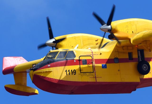 Canadair CL-415 SuperScooper (HER1325) - Registration UD.13-25