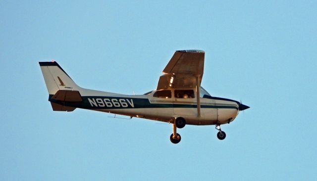 Cessna Skyhawk (N9666V)
