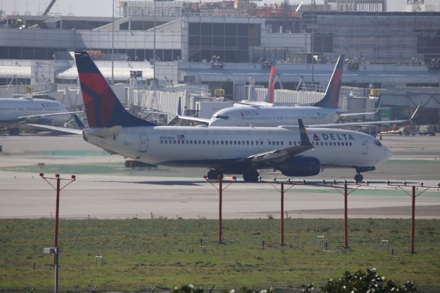 Boeing 737-800 (N394DA)