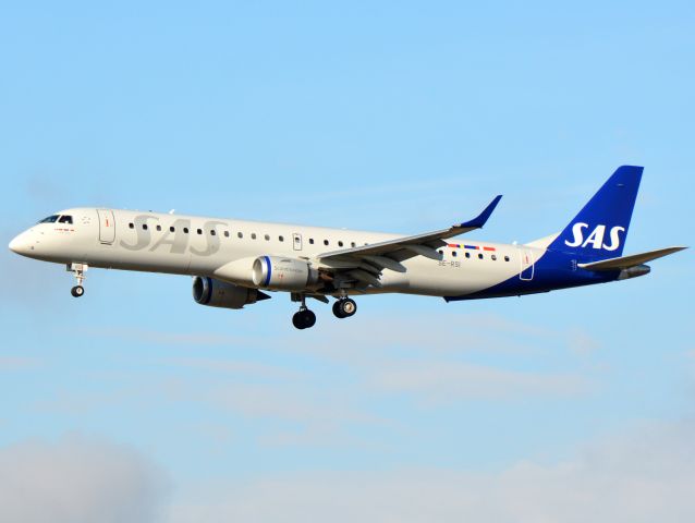 Embraer ERJ-190 (SE-RSI) - Kystvejen RWY22L