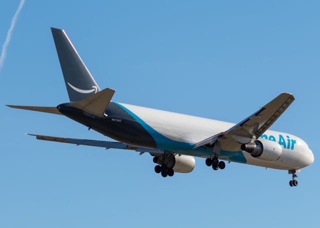 BOEING 767-300 (N313AZ) - Prime Air on final for CVG.