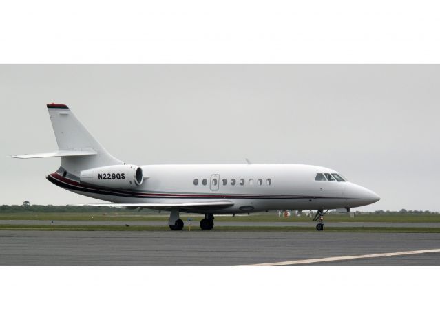 Dassault Falcon 2000 (N229QS) - TAxiing onto the ramp after landing RW06.