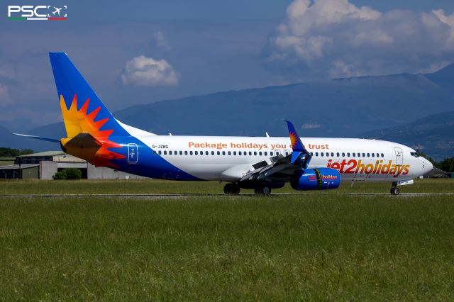 Boeing 737-800 (G-JZBG)