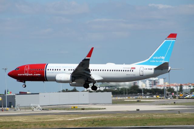 Boeing 737-700 (LN-NGE) - Aeroporto Gen. Humberto Delgado - Lisbon     13-05-2018