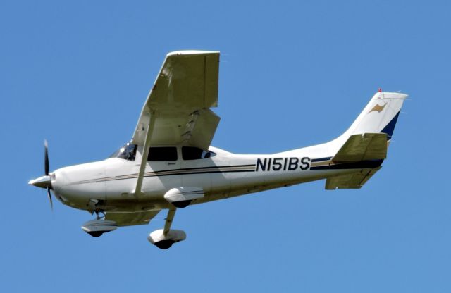 Cessna Skylane (N151BS) - This 2001 Cessna Skylane is seconds from landing, fall 2019.