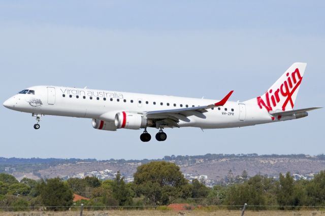 Embraer ERJ-190 (VH-ZPR) - On short finals for runway 05. Friday 19th April 2013.