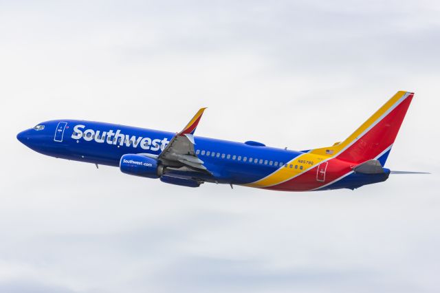 Boeing 737-800 (N8578Q) - A Southwest Airlines 737-800 taking off from PHX on 2/14/23. Taken with a Canon R7 and Canon EF 100-400 II L lens.