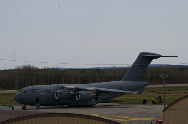 Boeing Globemaster III — - A CYVO. Ce C-17 était là dans le cadre d'un exercice militaire.