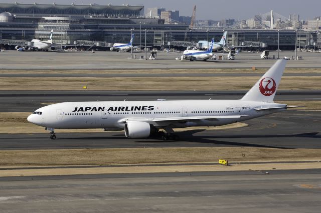 Boeing 777-200 (JA007D) - Taxing at Haneda Intl Airport on 2013/02/11