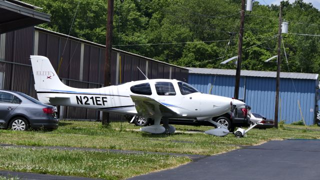 Cirrus SR-20 (N21EF)