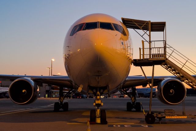 BOEING 767-300 (C-FDIJ)