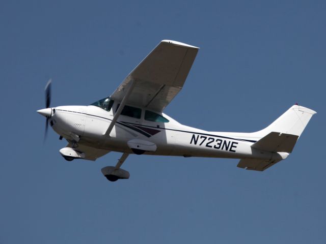 Cessna Skylane (N723NE) - Take off runway 26.