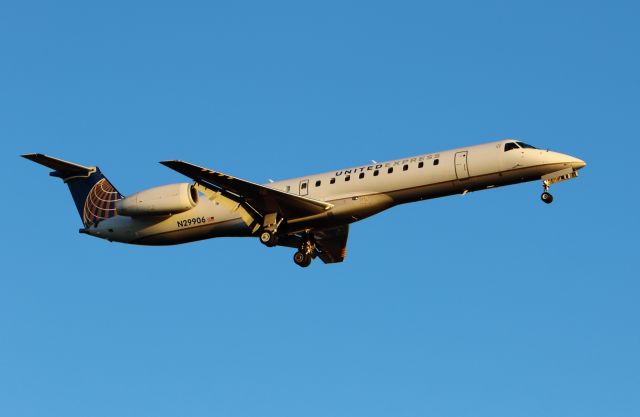 Embraer ERJ-135 (N29906) - ExpressJet 4457 fresh in from Newark, NJ KEWR USA on short final runway 22 KLEX Lexingtons Bluegrass Airport.